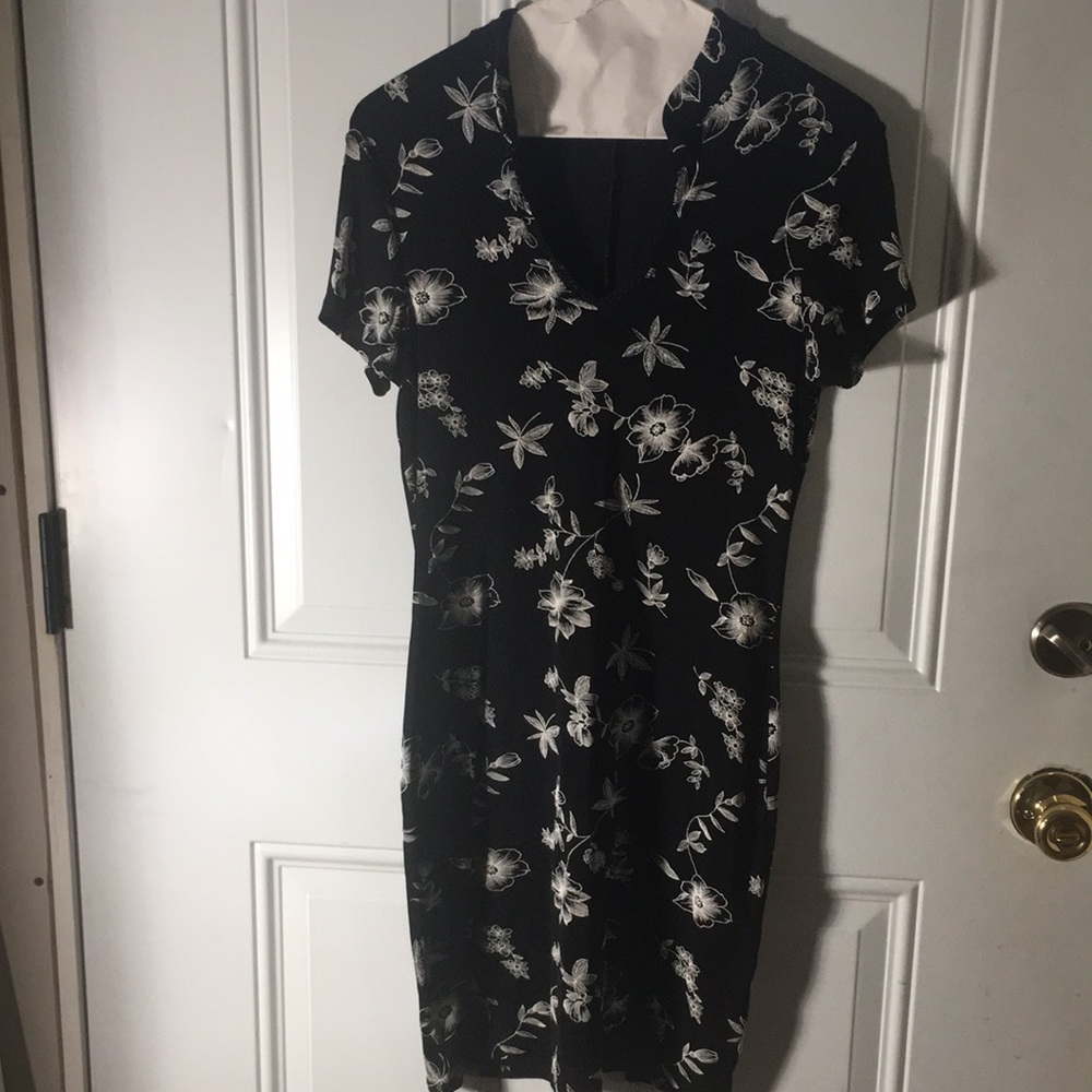 Jalate vintage a-line short sleeved black with white floral design size Medium